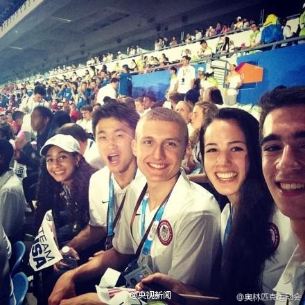 国际奥委会主席在青奥开幕式上用手机自拍