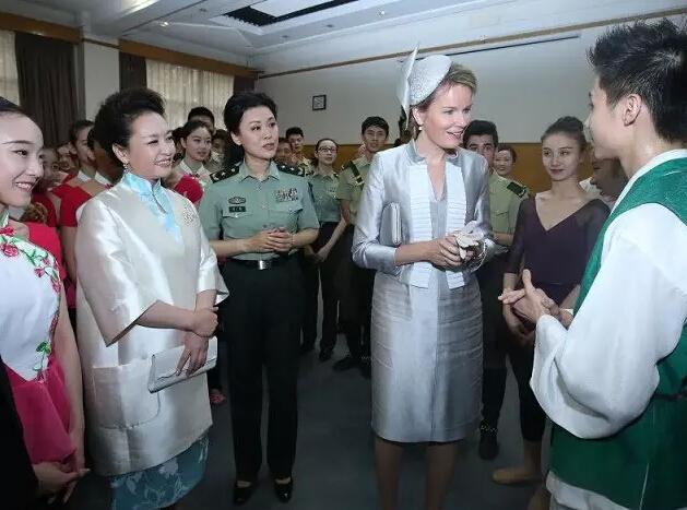 彭丽媛参观北京启喑实验学校 手语问候聋哑儿童