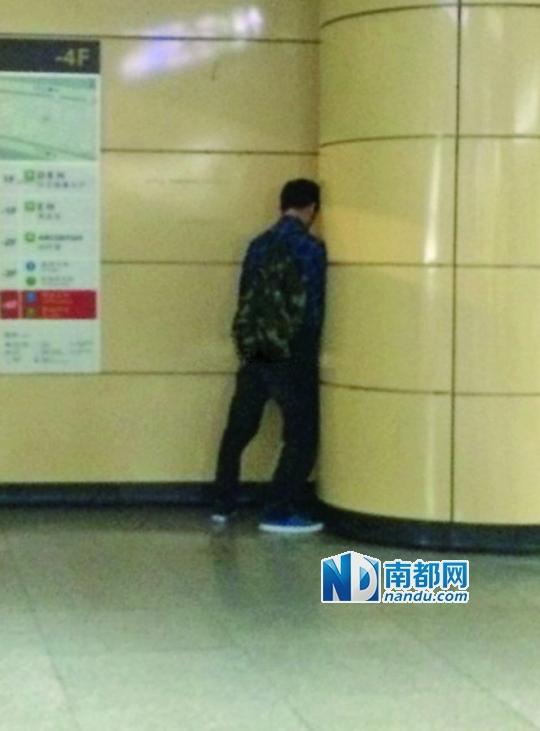 男子在深圳一地铁站内当中便溺被吐槽(图)