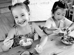 北京部分幼儿园中班用餐不再提供勺子 孩子心生畏惧