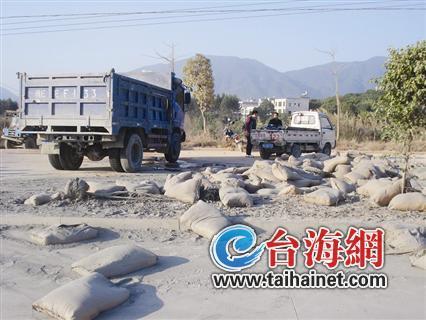 土方车翻车摩托司机被水泥埋住 众村民将其救出