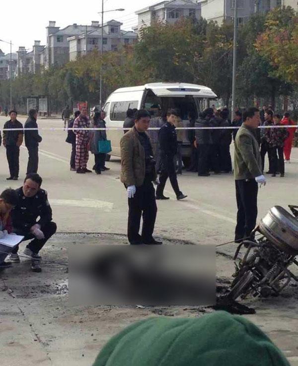 江西一男子被马路脱落高压线“电焦”(图)