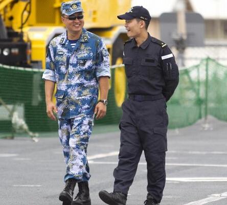 日媒:解放军参观自卫队准母 称双方交流很棒