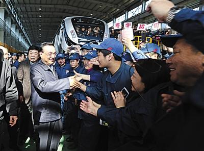 李克强考察北车 工人打条幅感谢超级推销员