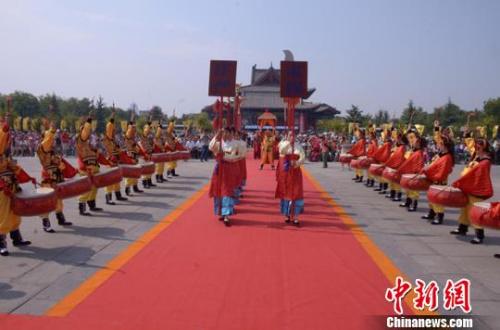 古时中元节民间有酬神表演 放河灯寄托对先人思念