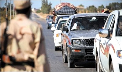 利反对派陆路包围首都 卡扎菲呼吁民众上战场
