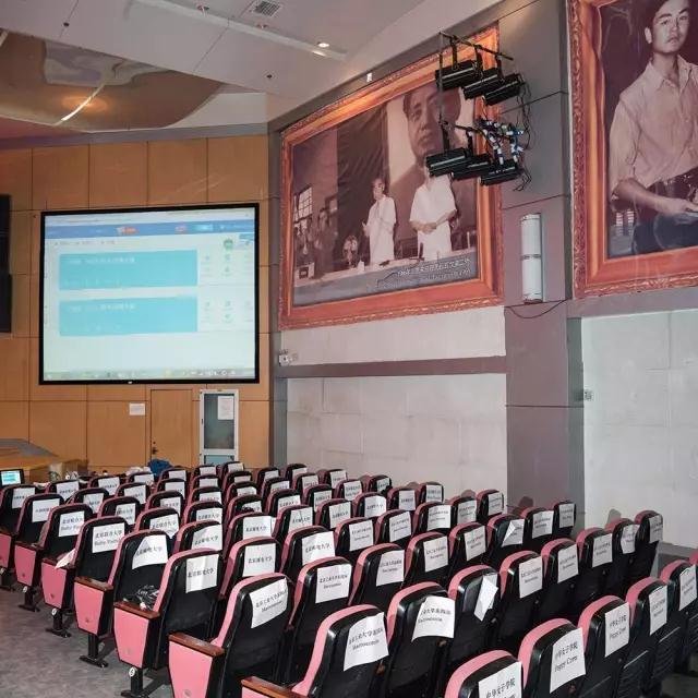杨文彬《大学社会》,邀请席。 杨文彬《大学社会》,邀请席。