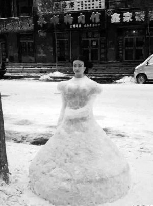 哈尔滨暴风雪持续4天 满大街雪人“站岗”