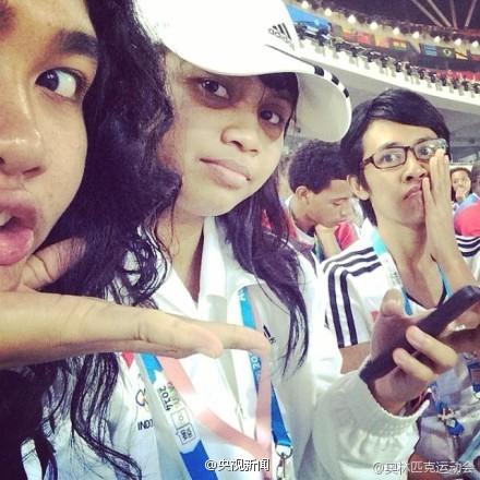 国际奥委会主席在青奥开幕式上用手机自拍