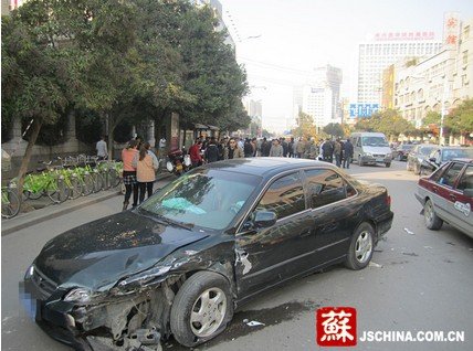 兰博基尼双黄线掉头被撞烂 维修需上百万(图)