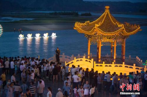 古时中元节民间有酬神表演 放河灯寄托对先人思念