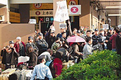 港铁上水站反水客爆发冲突 2名水客袭警被捕(图)