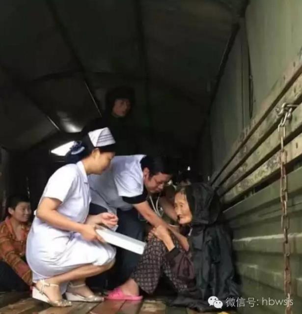 直击前线:武汉市中心医院医疗队守护灾民健康
