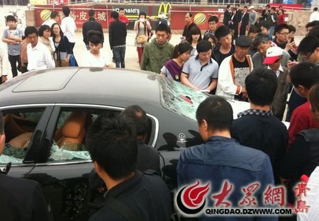 消费者青岛车展现场维权 怒砸260万玛莎拉蒂