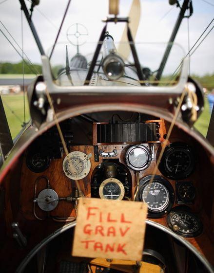 组图:一战时期英国老飞机再次参加飞行表演
