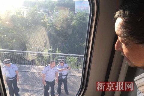 警察和铁路工作人员在检查G422次动车。