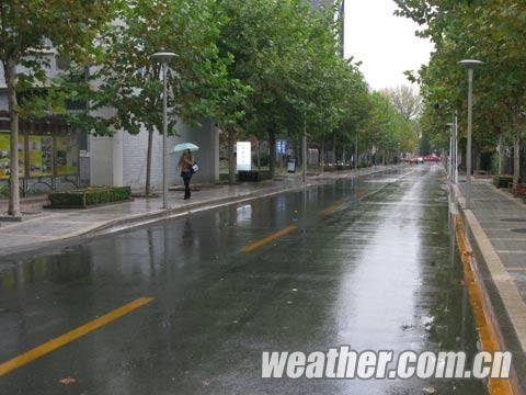 北京细雨绵绵凉意浓 午后雨停将转多云(组图)