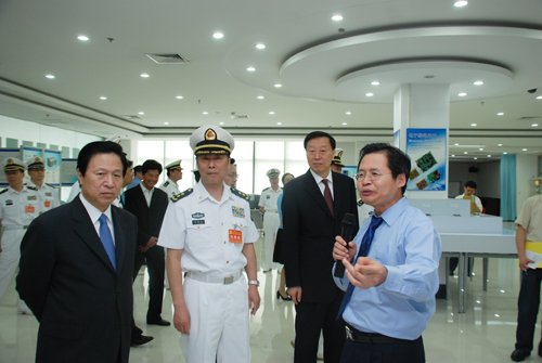 海军政委:坚决抵制军队非政治化错误思想干扰