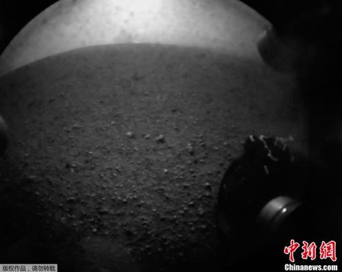 当地时间2012年8月6日1时31分北京时间13时31分，美国“好奇”号火星探测器登陆火星。图为美国宇航局首次成功收到的“好奇”号传回地球的图像。 