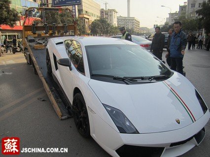 兰博基尼双黄线掉头被撞烂 维修需上百万(图)