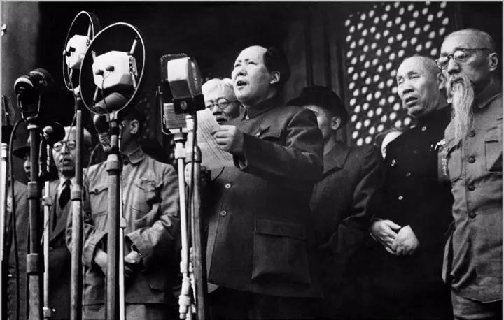 1949年10月1日,毛泽东在天安门城楼上向全世界庄严宣告:中华人民共和国成立了。摄影/侯波 1949年10月1日,毛泽东在天安门城楼上向全世界庄严宣告:中华人民共和国成立了。摄影/侯波