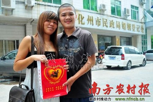 怀孕女孩不嫌男友为囚犯 警察陪护下结婚领证