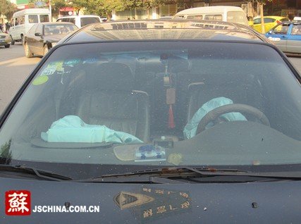 兰博基尼双黄线掉头被撞烂 维修需上百万(图)
