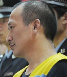 青岛黑老大王磊受审被判20年 法庭上冷笑(图)_