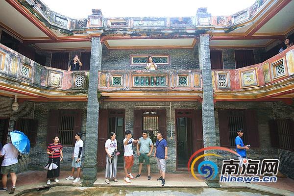 “蔡家宅”映证下南洋历史 网媒记者探访海南侨乡第一宅