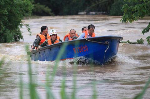 广西柳城遭暴雨袭击，当地出动冲锋舟救援。（来源：新华网）