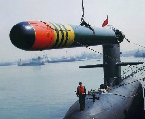 中国海军用最新鱼雷攻击真潜艇 将军坐镇靶艇
