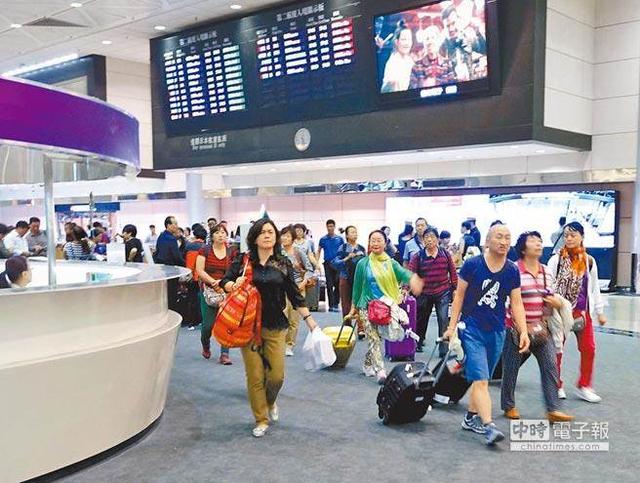 把大陆赴台游客锐减归咎于大陆政府的动员，可能会失焦背后的警讯——大陆民间社会开始出现“厌台”，甚至“反台”的情绪。图为大陆游客通过桃园机场入境台湾。（图片来源：台湾《中国时报》）