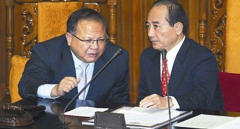 爱将林锡山涉弊，王金平仅表示静候调查，并强调不会受牵连。图为三年前两人在“立法院”研商议程情形。台湾联合报系资料照