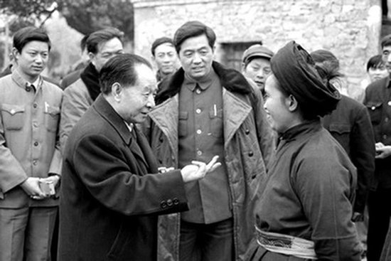 图为1986年胡耀邦(前左)在贵州考察时与当地群众交谈。后排中为时任贵州省委书记的胡锦涛。