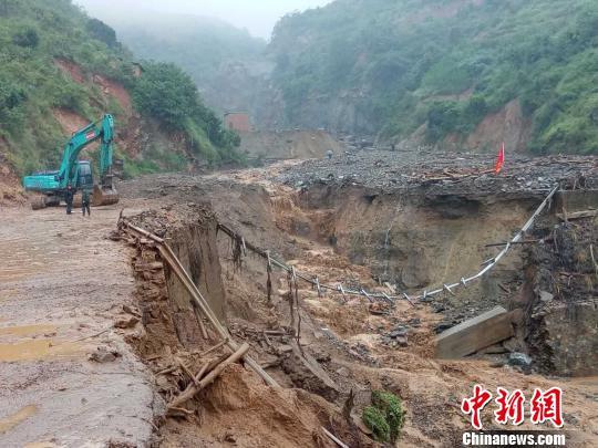 直击攀枝花特大暴雨现场：100多米山体垂直垮塌