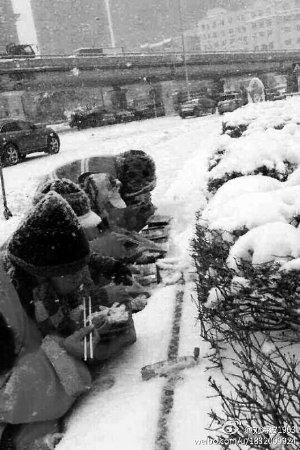 哈尔滨暴风雪持续4天 满大街雪人“站岗”
