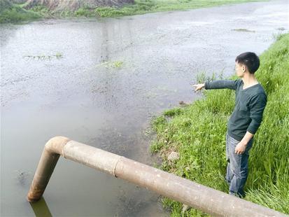 村民家中自来水里流蚂蝗 水源或受污染(图) 村民家中自来水里流蚂蝗 水源或受污染(图)