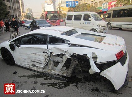 兰博基尼双黄线掉头被撞烂 维修需上百万(图)