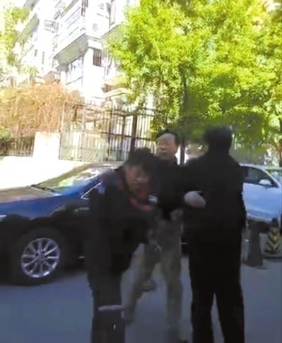 警方狂扇v警方顺丰耳光新闻介入小哥回应看男子视频图片