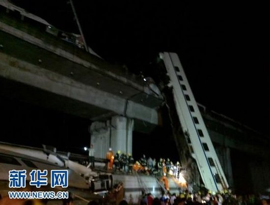 7月23日拍摄的动车脱轨事故现场(手机拍摄照片)。当晚,在杭州往温州方向双屿路段下岙路,动车D3115次车厢脱轨掉落桥下,目前伤亡情况不明。新华社发(余根铃摄)