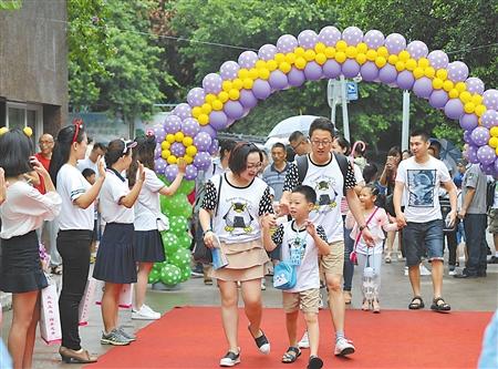 小学新生入学走红毯 老师戴卡通头饰欢迎