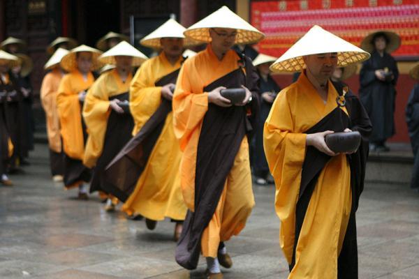 上海古寺短期出家者爆满 收费两千需托钵乞食