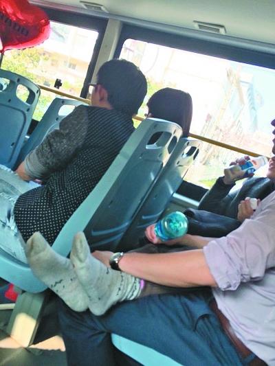 中年男女公交车上激吻半小时 女方脱掉袜子伤风败俗？【综合】风气中国网