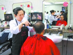北京一理发店今晨5点迎客 上百位理发师齐上阵