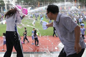 深圳市高中生上演"湿身"毕业礼