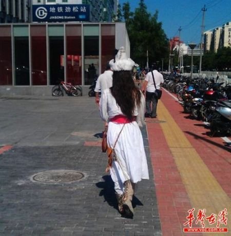 “地铁楼兰女”走红网络 网友疑是网络炒作_新闻_腾讯网