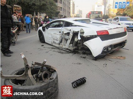 兰博基尼双黄线掉头被撞烂 维修需上百万(图)