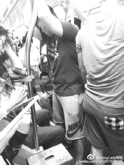武汉地铁现新乞讨方式：“残疾男”牵被捆女