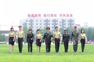 火箭军今起换发新军服 衬衣为国际经典色(图)