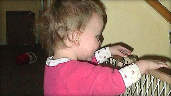 美国8岁女孩帮妈妈“接生” 听电话指导很淡定